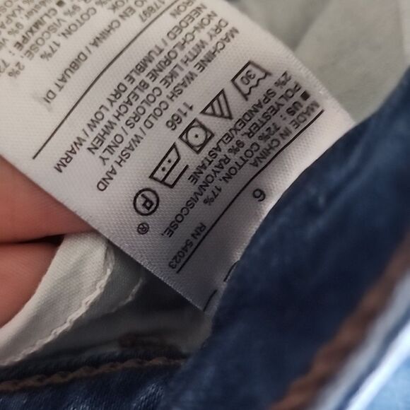 Old Navy Mid Rise Jeans - Picture 3 of 4